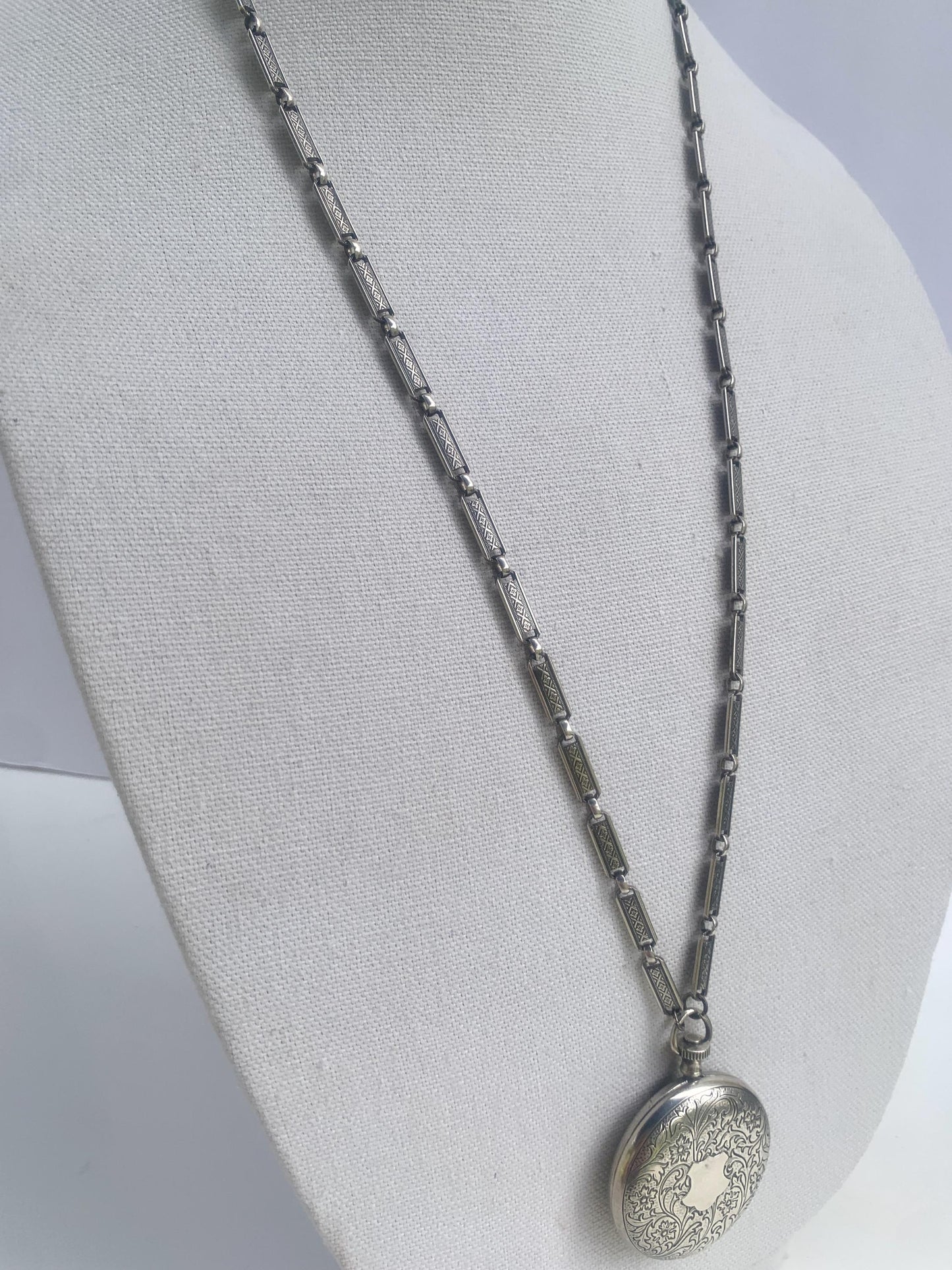 Vintage Locket Silver. Pididdly Links. 30" chain.
