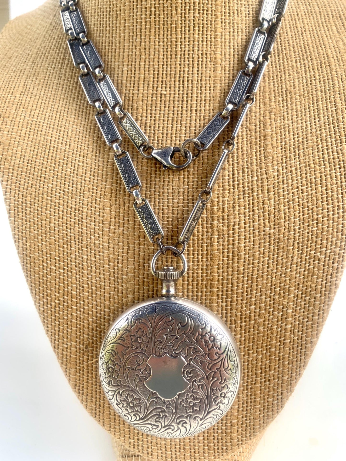 Vintage Locket Silver. Pididdly Links. 30" chain.