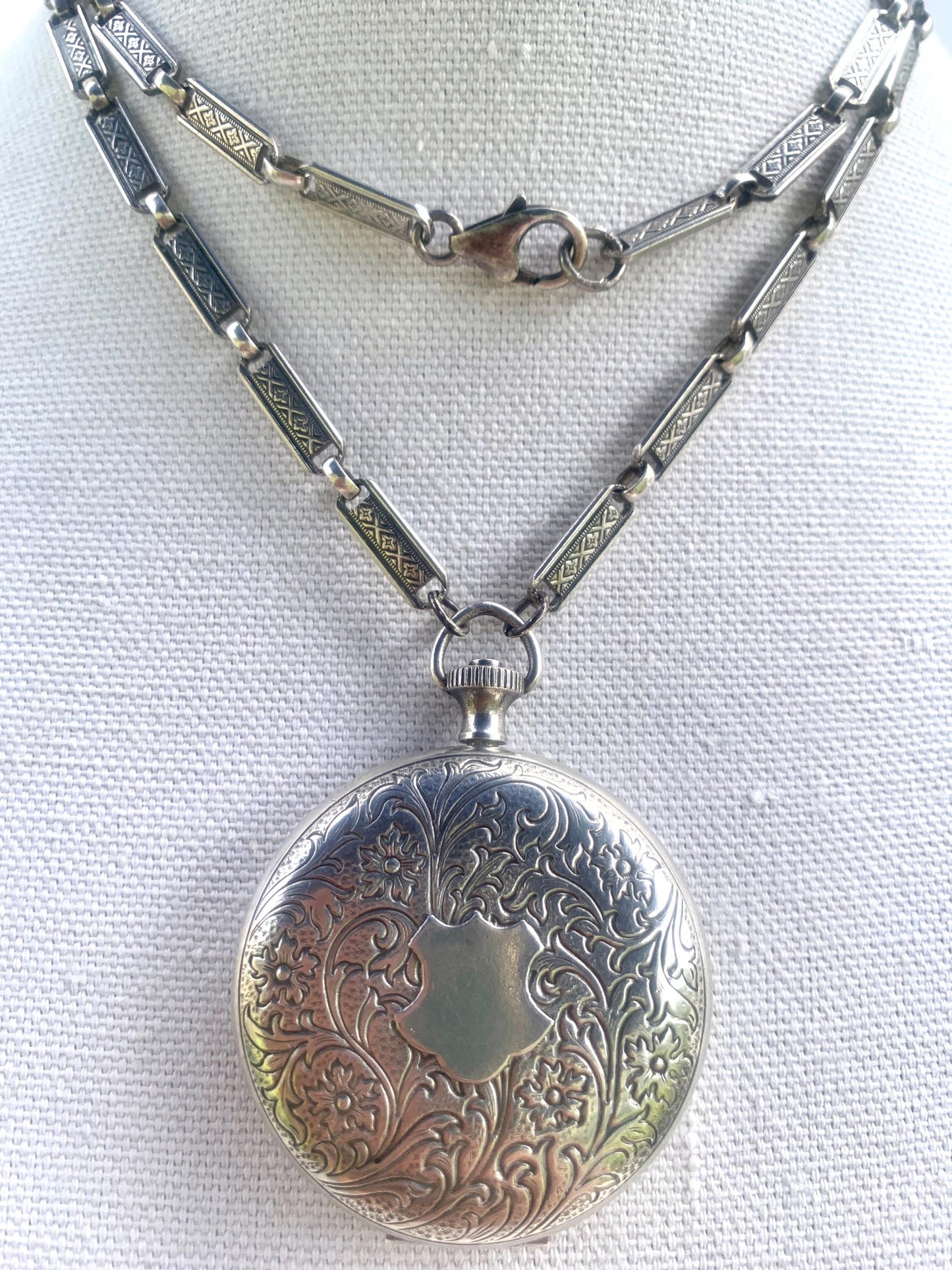 Vintage Locket Silver. Pididdly Links. 30" chain.