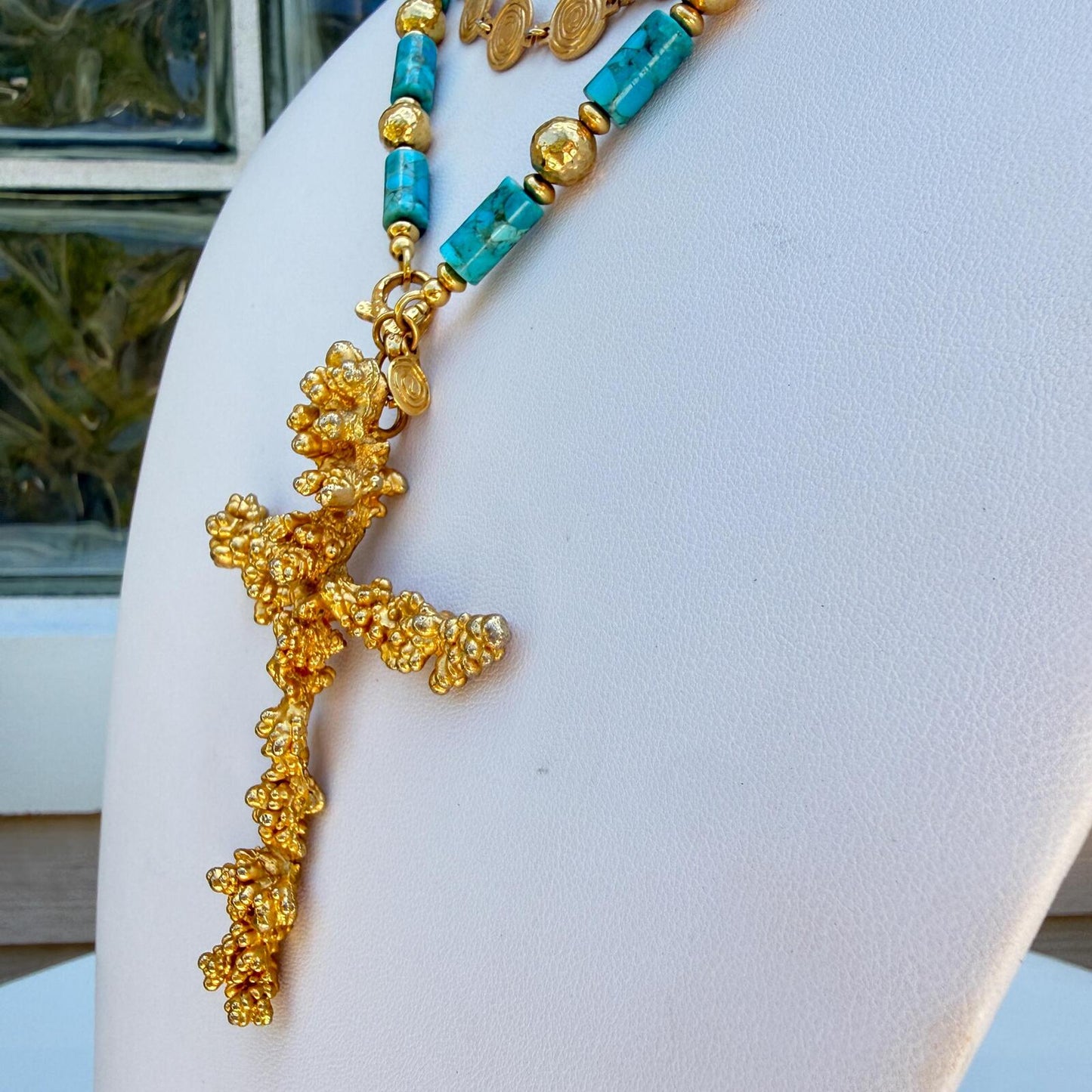 Vintage Escrusca of Italy Necklace. Gold Tone Cross Pendant.