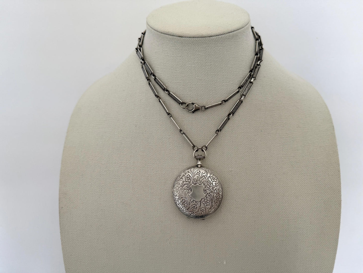Vintage Locket Silver. Pididdly Links. 30" chain.